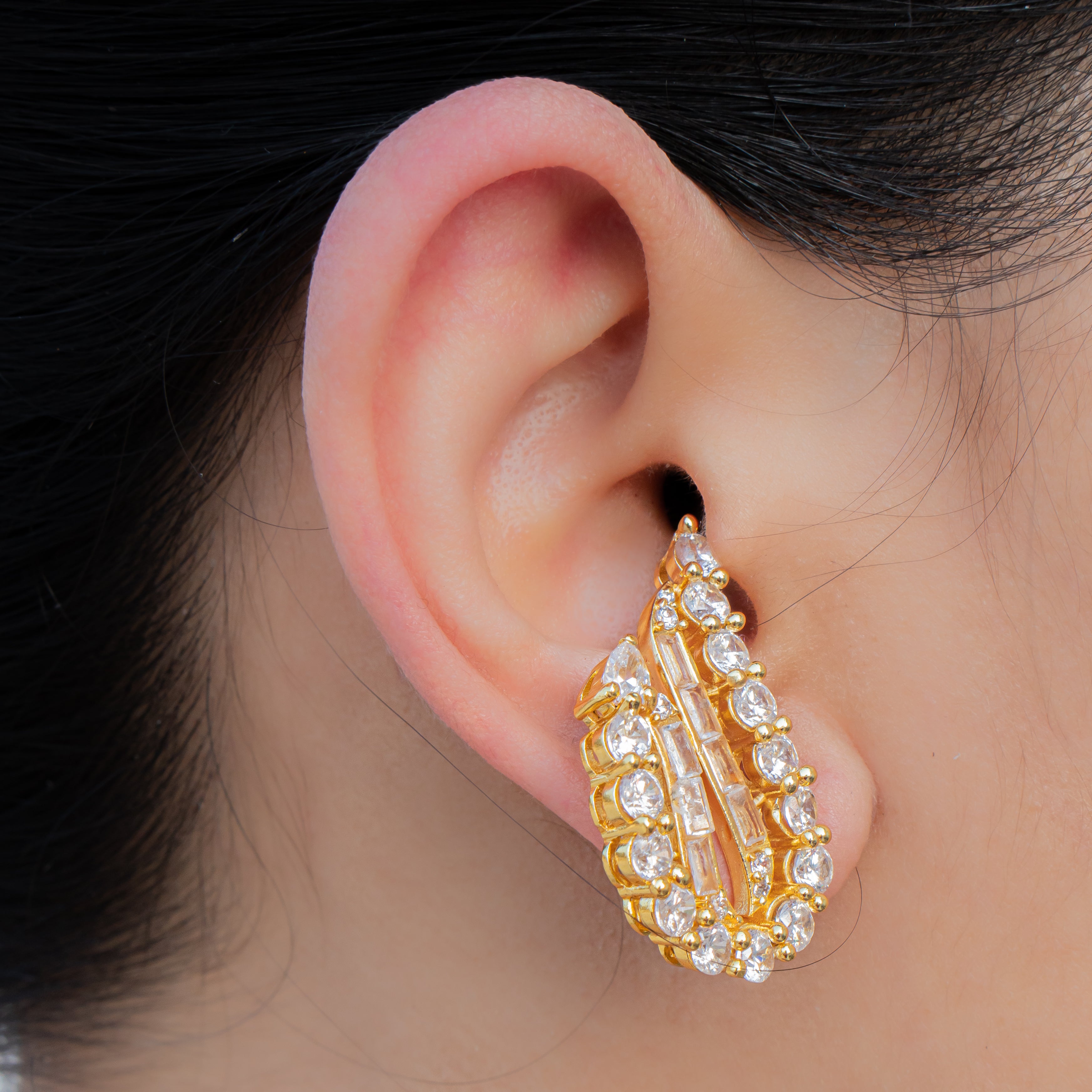 Soft halo curve earrings